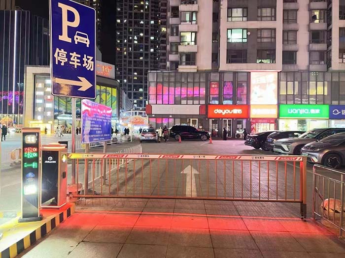 萬(wàn)達(dá)廣場(chǎng)柵欄道閘