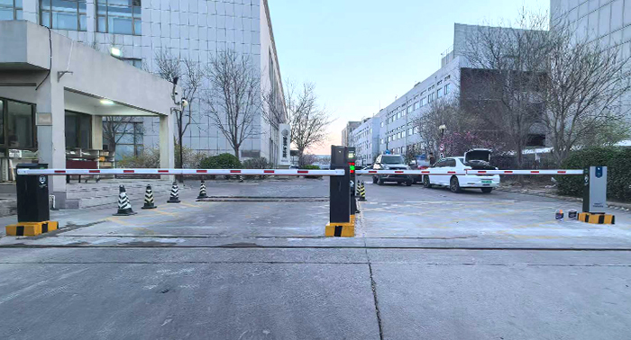 某社區(qū)采用 “ 安快 ” 車牌識(shí)別系統(tǒng)