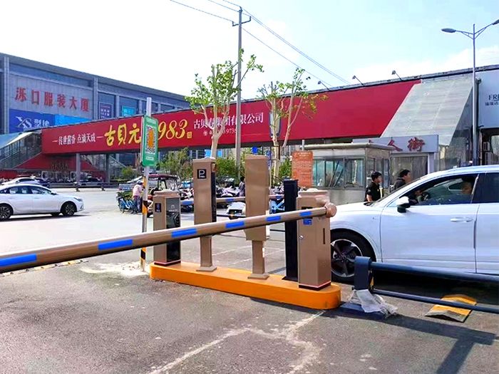 某服裝大廈停車場(chǎng)采用 “安快” 車牌識(shí)別系統(tǒng)【地感線圈】