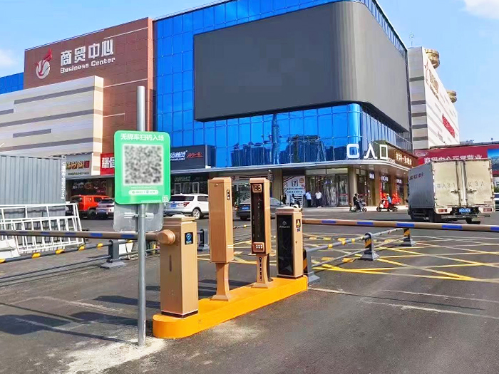 某商貿(mào)中心停車場(chǎng)采用 “安快” 一進(jìn)一出直桿款道閘