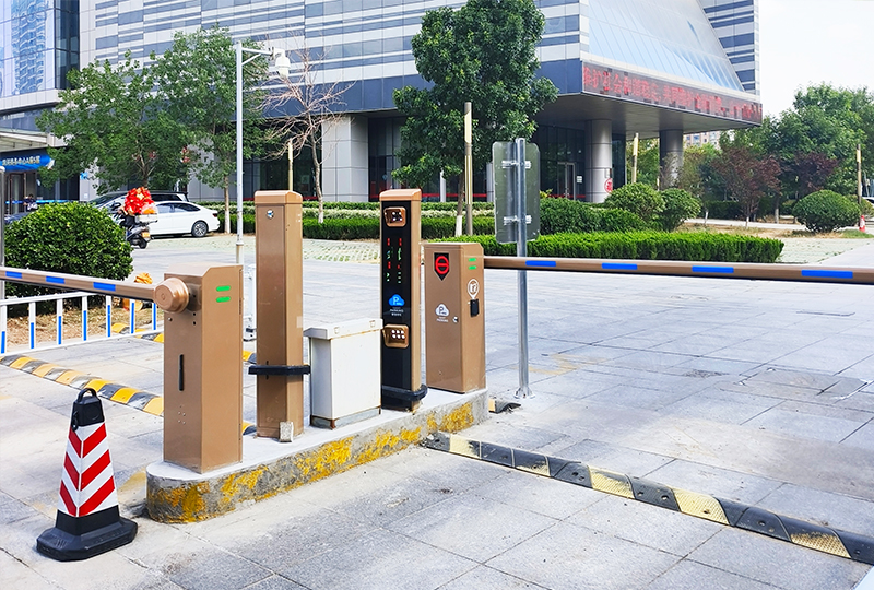 某辦公樓停車場采用 “安快” 車牌識(shí)別系統(tǒng)