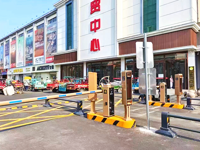 某商貿(mào)中心停車場采用 “安快” 一進(jìn)一出直桿道閘