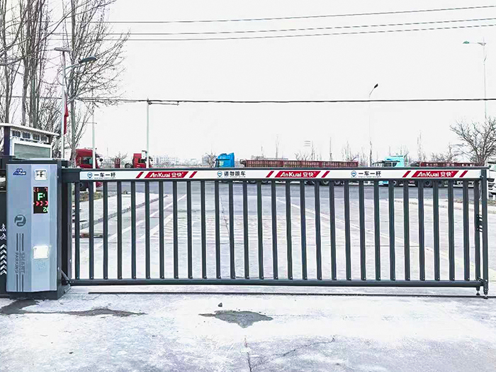 某工業(yè)園區(qū)采用 “安快” 車牌識別道閘一體機(jī)
