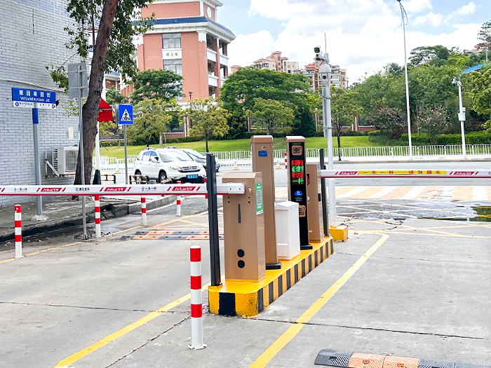 某工業(yè)園區(qū)停車(chē)場(chǎng)采用 “安快” 車(chē)牌識(shí)別系統(tǒng)
