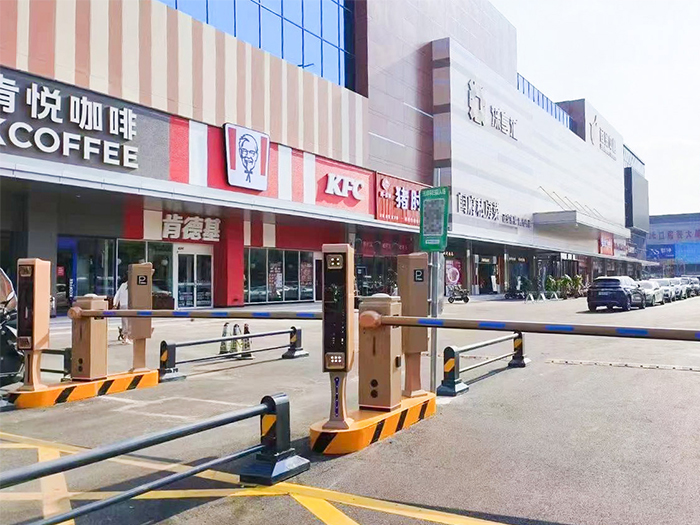 某商場(chǎng)采用 “安快” 一進(jìn)一出直桿道閘