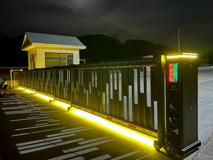 某旅游景區(qū)采用 “安快” 方格款段滑工業(yè)門