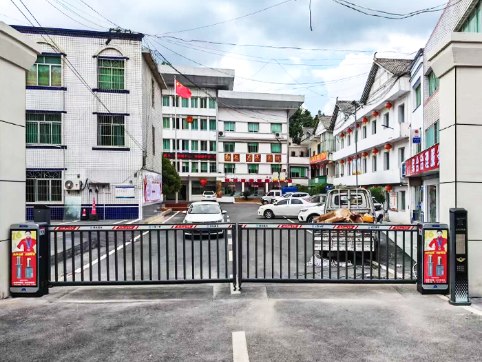 某社區(qū)采用 “安快” 車(chē)牌識(shí)別系統(tǒng)