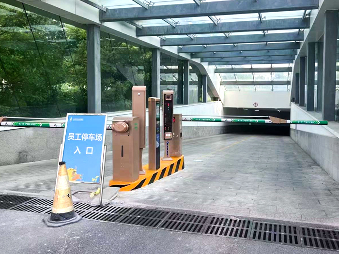 某地下停車(chē)場(chǎng)采用 “安快” 一進(jìn)一出直桿道閘