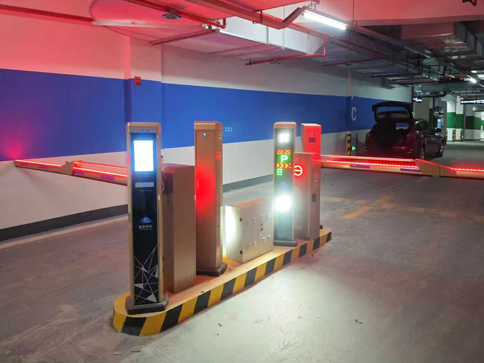 某地下停車場采用 “安快” 車牌識別系統(tǒng)
