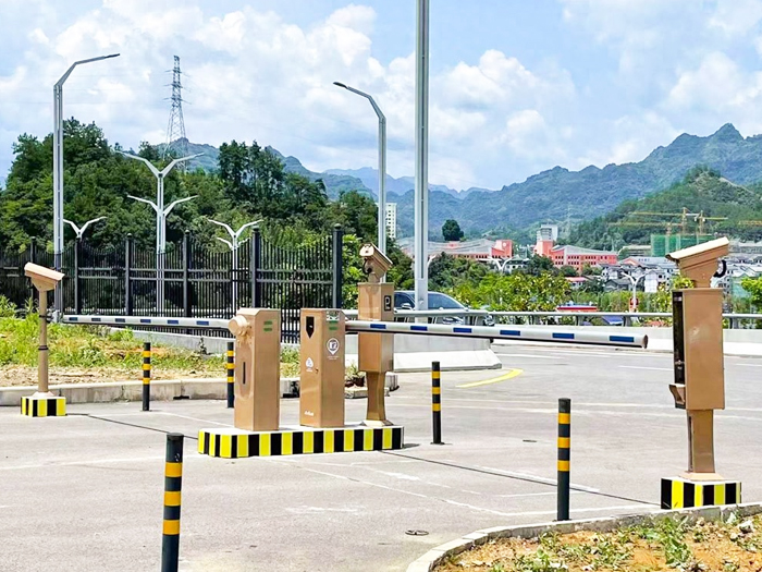 某旅游景點采用 “安快” 一進一出直桿道閘停車管理