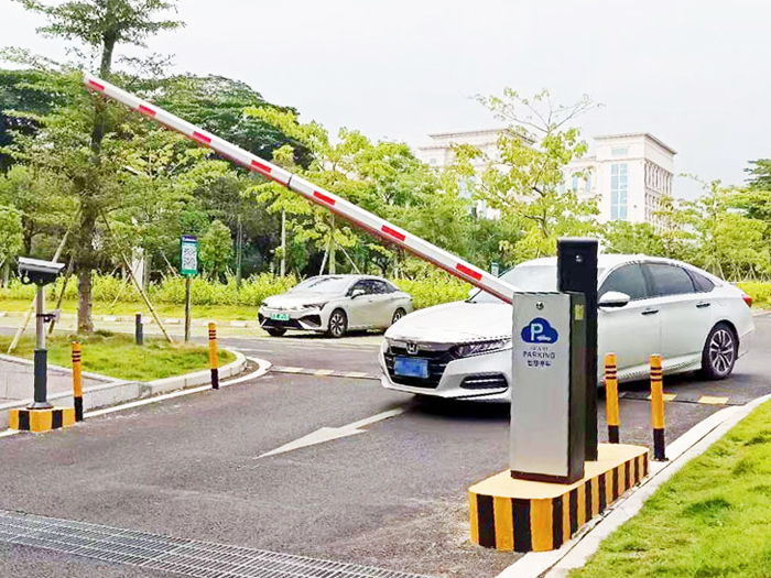 某戶外停車場(chǎng)采用 “安快” 車牌識(shí)別系統(tǒng)案例