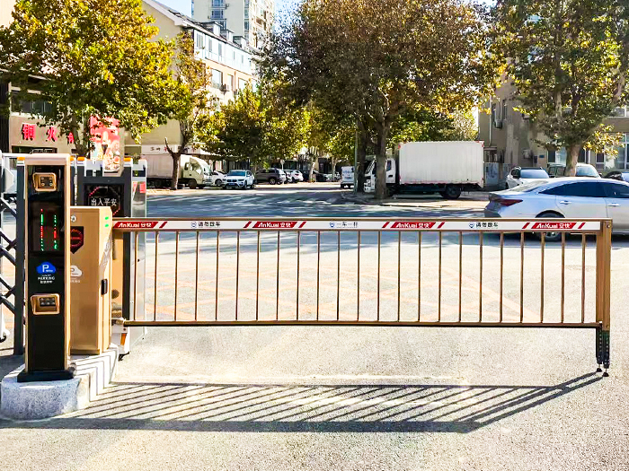 某街道采用“安快”一進一出柵欄道閘現(xiàn)場圖