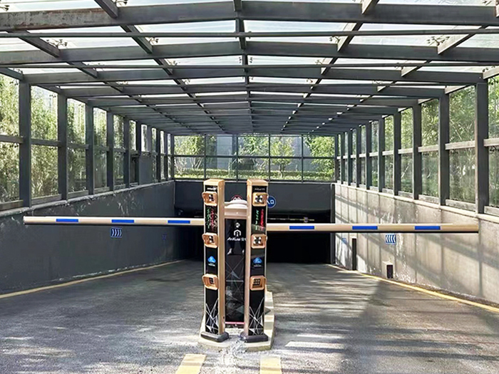 某地下停車場管理采用 “安快” 一進一出車牌識別系統(tǒng)
