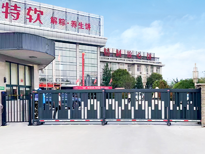 某食品廠采用 “安快” 方格款段滑工業(yè)門(mén)案例