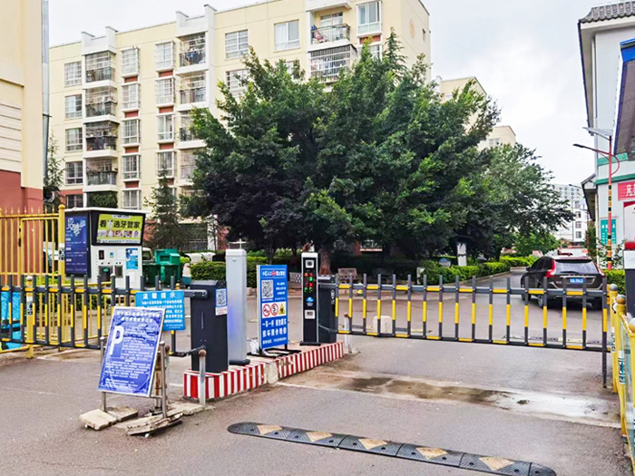 某小區(qū)采用 “安快” 一進(jìn)一出車牌識別系統(tǒng)現(xiàn)場效果圖
