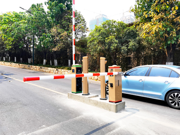 某街道采用 “安快” 一進(jìn)一出車牌識別系統(tǒng)現(xiàn)場效果圖