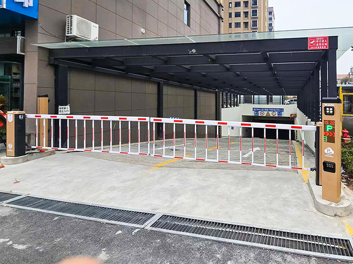 某小區(qū)地下停車場采用 “安快” 一進(jìn)一出柵欄道閘現(xiàn)場案例圖
