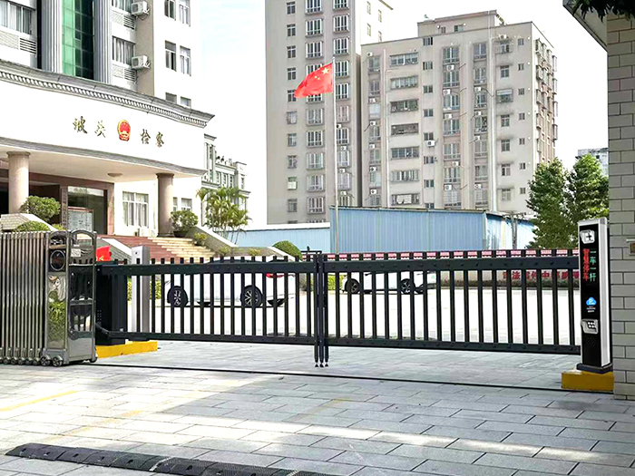 某單位采用 “安快” 一進(jìn)一出柵欄道閘現(xiàn)場案例圖